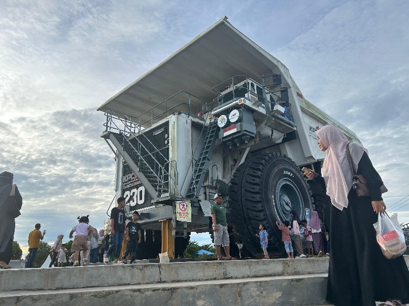 Dump Truk Liebherr T230, Kendaraan Tambang Langka di Dunia, Kini jadi Ikon Wisata Unik di Bukit Pelangi