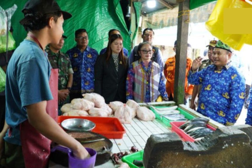 Tinjau Bapokting di Pasar, Ketua DPRD Mahulu Sebut Harga dan Ketersediaan Bahan Pokok Masih Aman