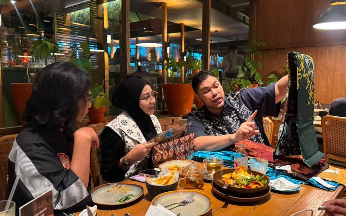 Sri Juniarsih Gandeng Ivan Gunawan, Batik Berau Naik Kelas Siap Dobrak Panggung Fesyen Nasional