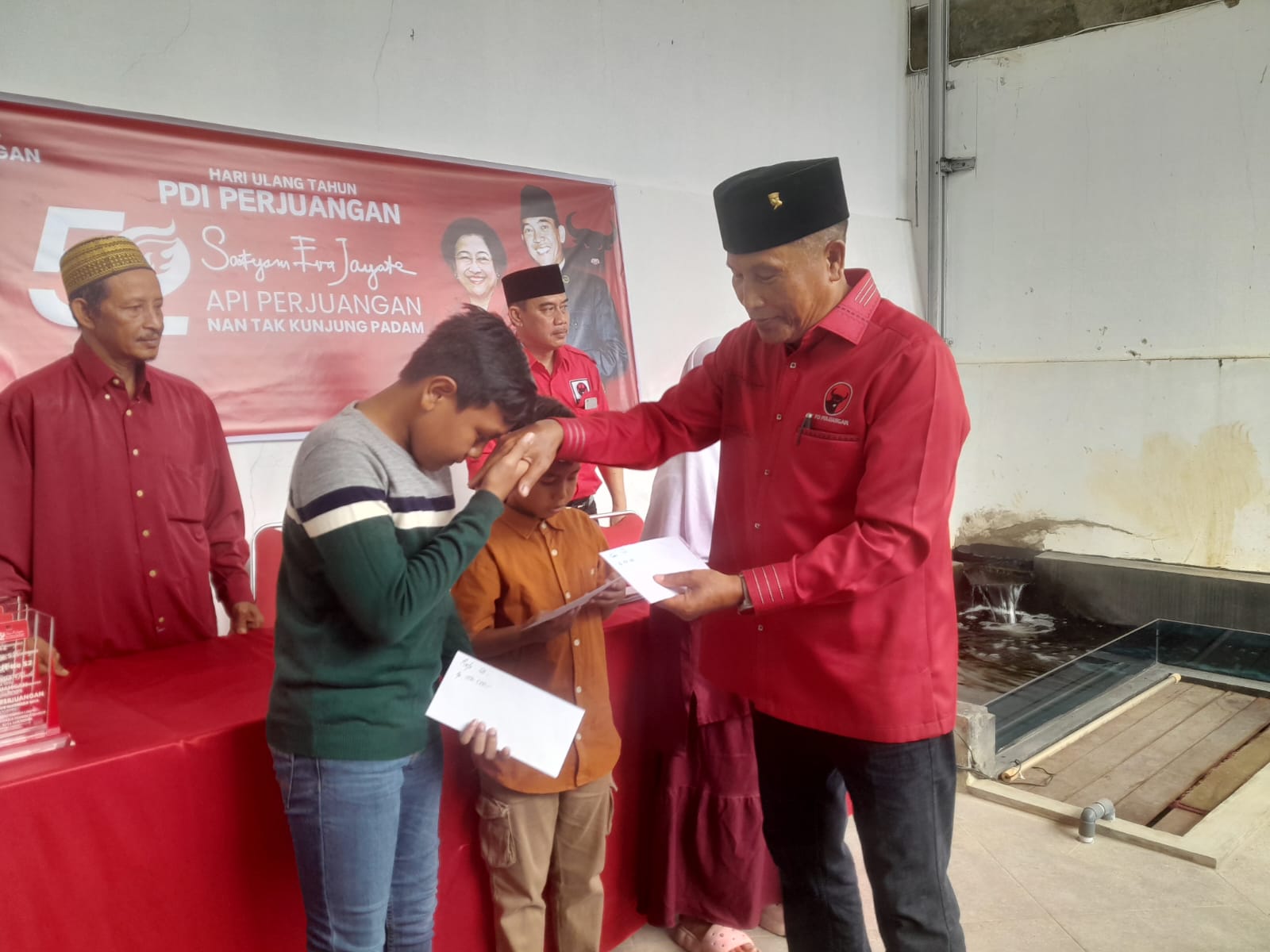 Rayakan HUT PDIP ke-52 dengan Aksi Sosial, Sugiyono Bantu Anak hingga Lansia di Samarinda