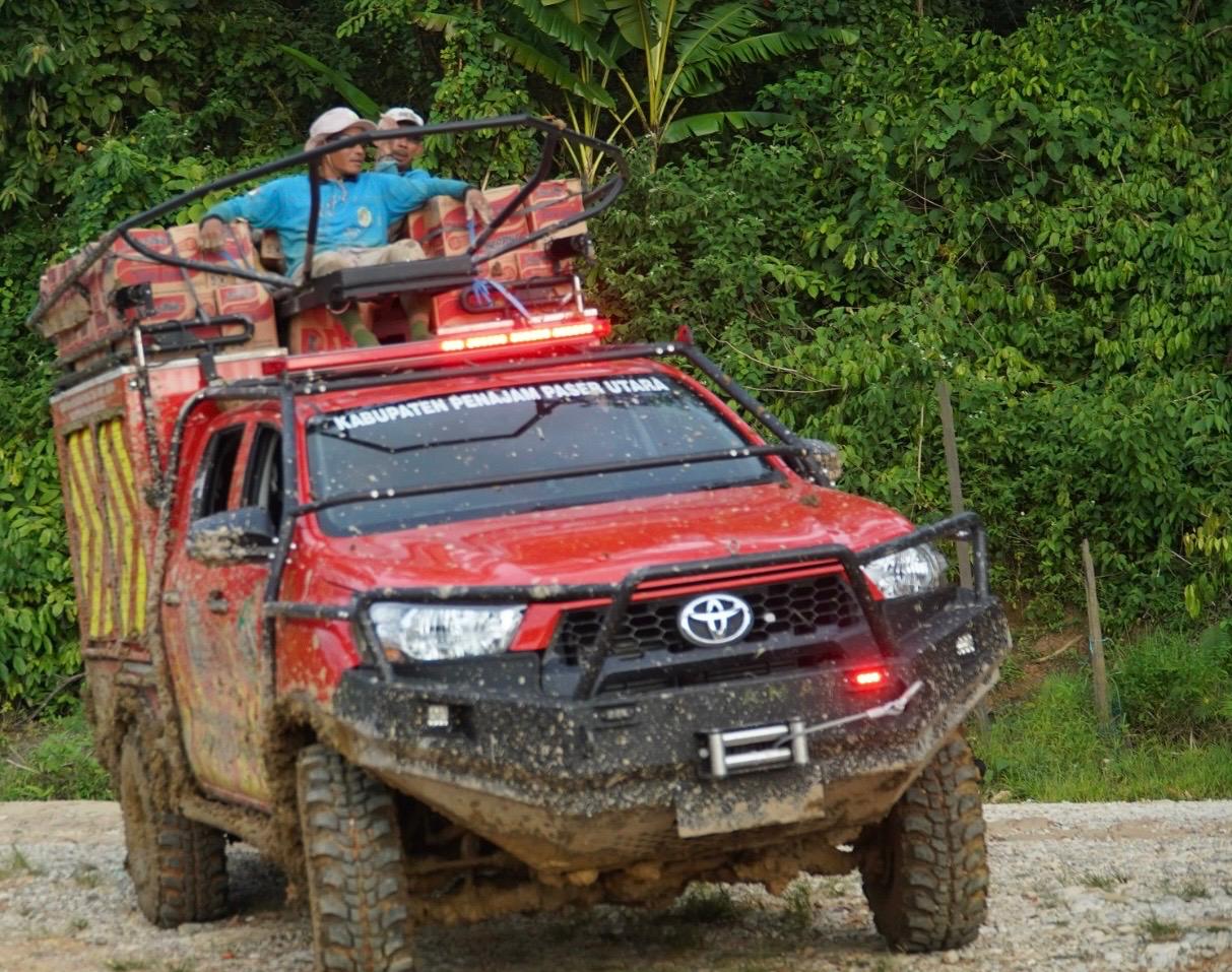 Terjang Lumpur Demi Warga Terisolir, Bupati Mudyat Noor Salurkan Bantuan