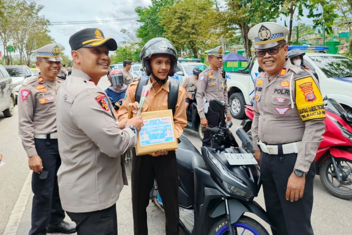 Cara Unik Polres Paser saat Razia Kendaraan, Beri Bunga Mawar dan Bingkisan Bagi yang Taat Aturan
