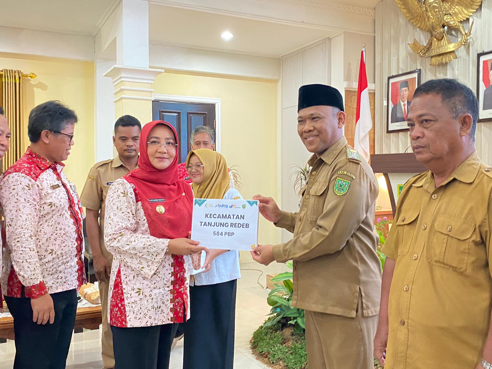 Pemkab Berau Salurkan 160 Ton Beras untuk Masyarakat