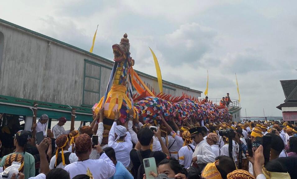 Porsesi Ngulur Naga Disambut Meriah Warga Kukar