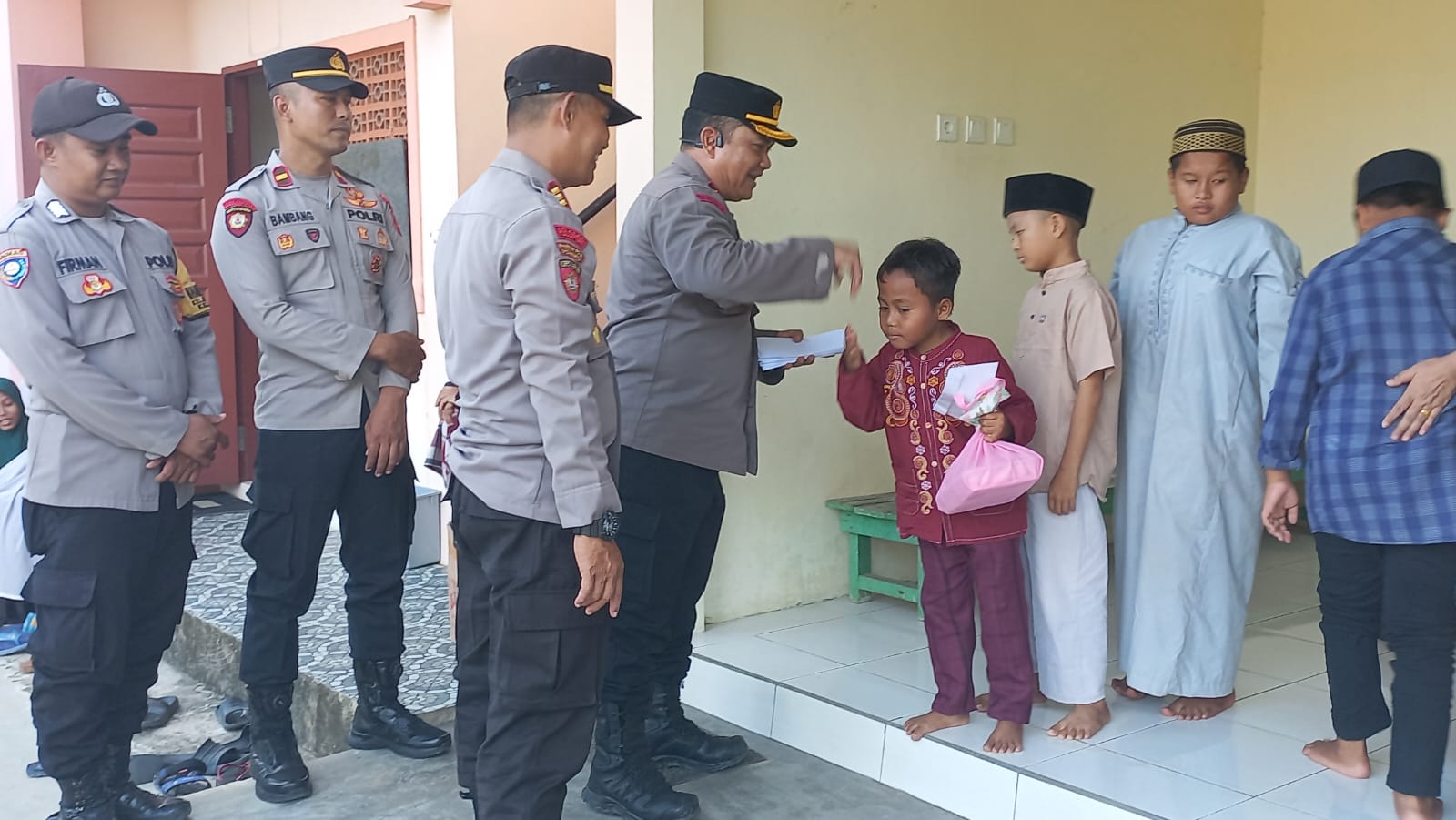 Polsek Palaran Bagikan Takjil dan Santunan Untuk Masyarakat dan Anak Yatim Piatu