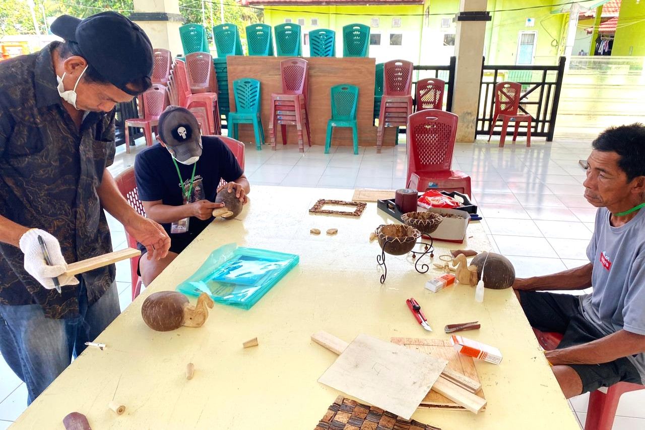 Diskoperindag Berau Kembangkan Ekonomi Kreatif Maratua Lewat Olahan Limbah Kelapa