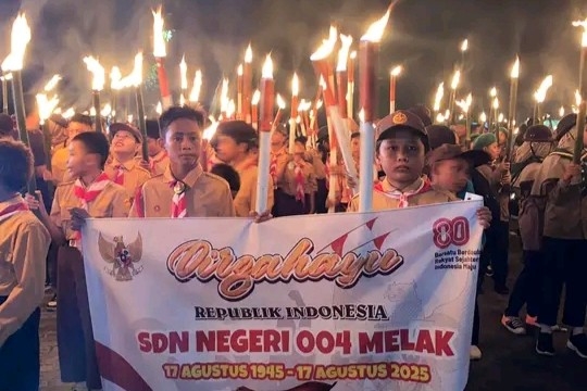 Pawai Obor Meriahkan HUT RI ke-80 di Melak, Nyala Api Hangatkan Kebersamaan Warga
