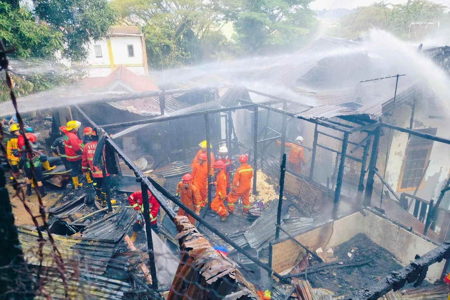 Kebakaran di Samarinda Ludeskan 2 Rumah Semi Permanen, 1 Petugas Mengalami Luka Bakar