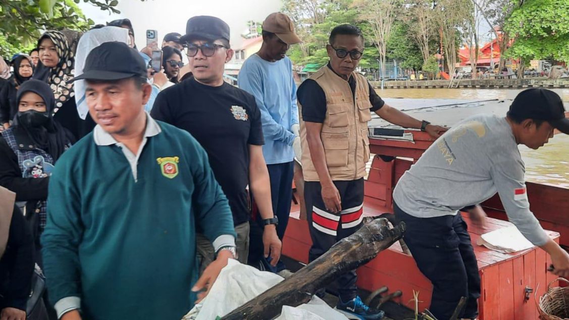 Aksi Pungut Sampah di Sungai Karang Mumus, Andi Harun Ajak Masyarakat Menjaga Kebersihan Lingkungan