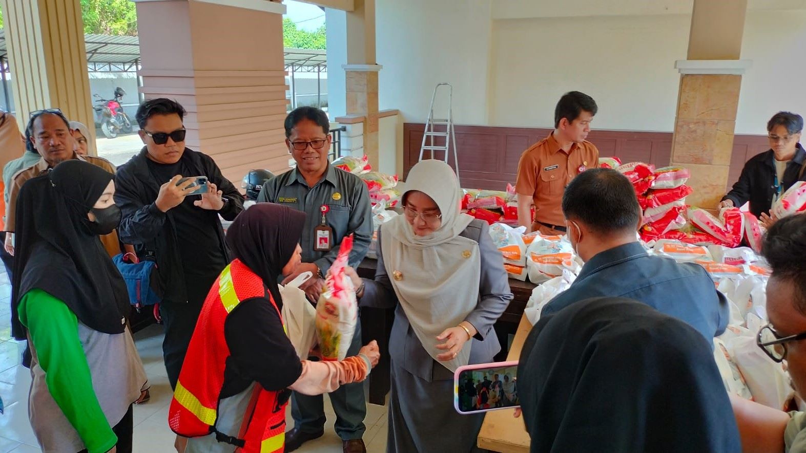 Bantu Kelompok Rentan, Pemkab Berau Bagikan Sembako Gratis ke 100 Kampung