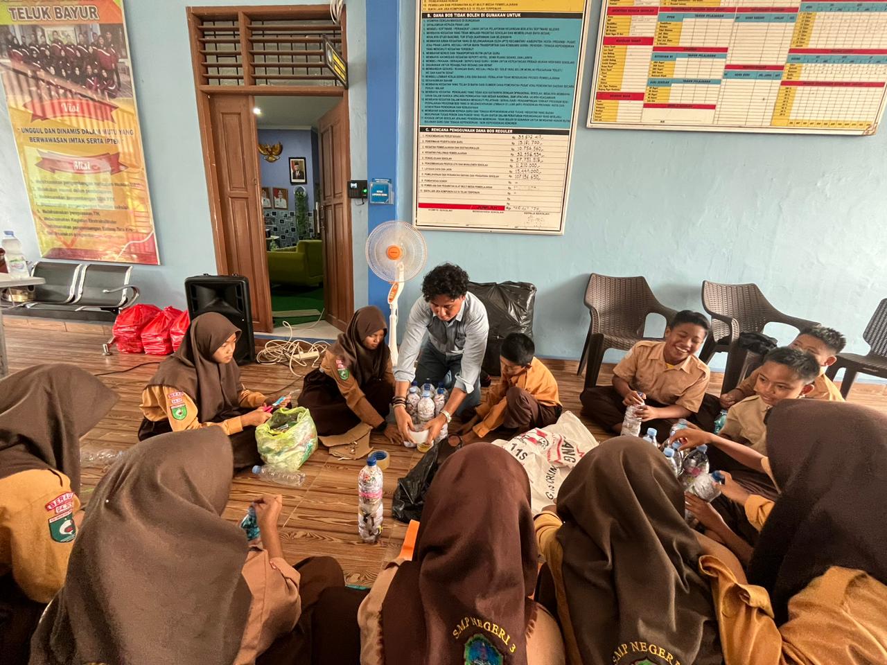 PT PAMA Komit Dukung Dunia Pendidikan Berau, Beri Pelatihan Pembuatan Ecobrick di SMPN 3 Teluk Bayur