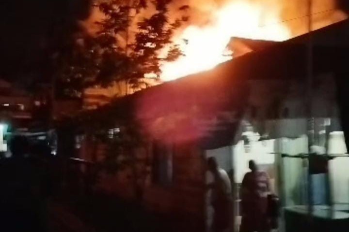 Api Mengamuk di Loa Janan Ilir, Tiga Bangunan dan Satu Angkot Jadi Abu