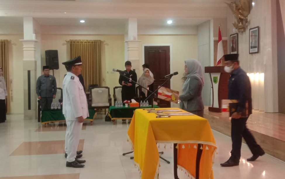 Karena Meninggal Dunia, Bupati Sri Juniarsih Lantik 2 Pj Kepala Kampung