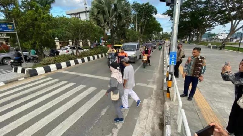 Fasilitasi Pejalan Kaki Hendak Menyeberang, Dishub Pasang Pelican Cross di depan Teras Samarinda