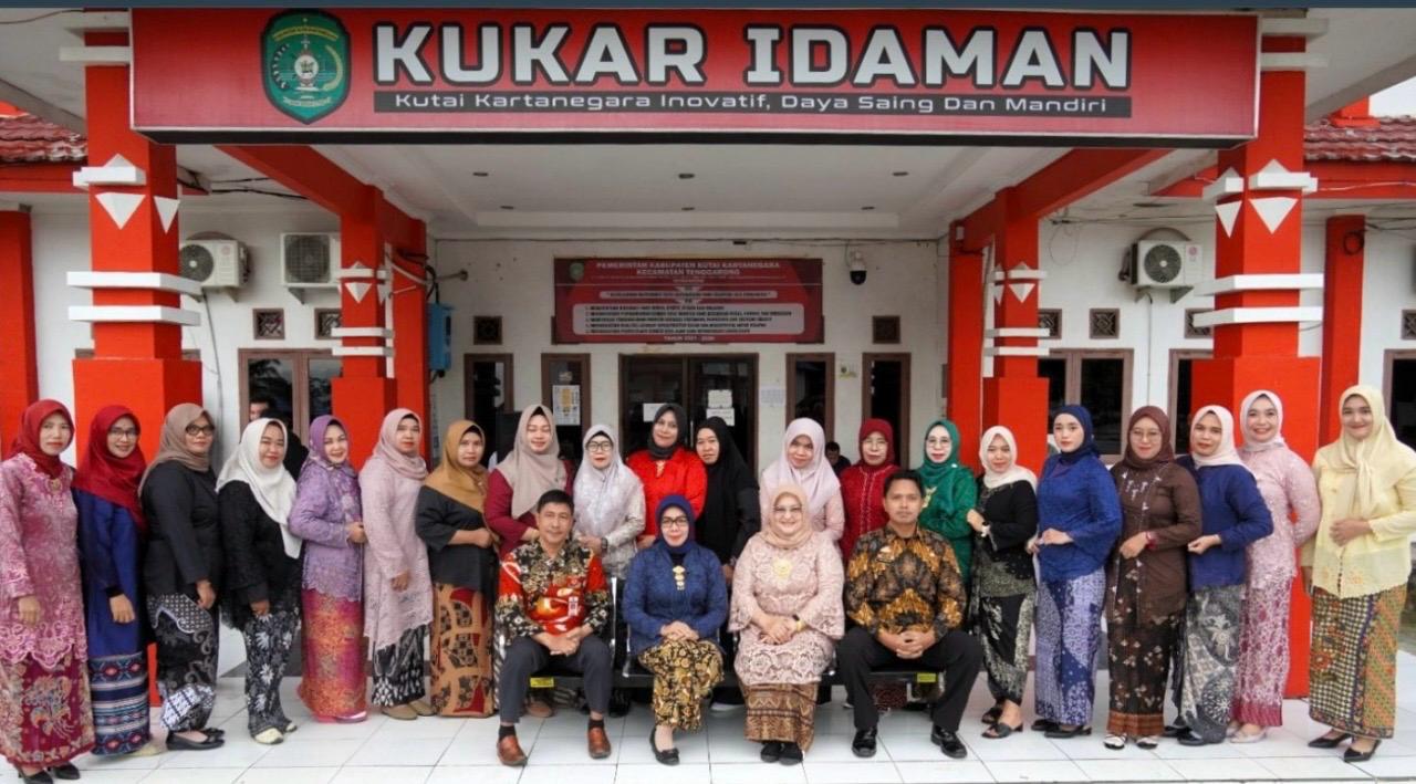 Peringati Hari Kartini, Pegawai Kecamatan Tenggarong Tampil Berkebaya dan Batik