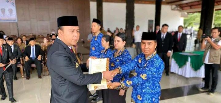 Bupati Kutai Barat Serahkan SK CASN, Tegaskan Integritas dan Semangat Pelayanan