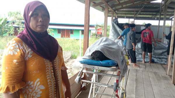 Nekat Lewati Banjir di Mahulu, Seorang Lelaki Tua Meregang Nyawa