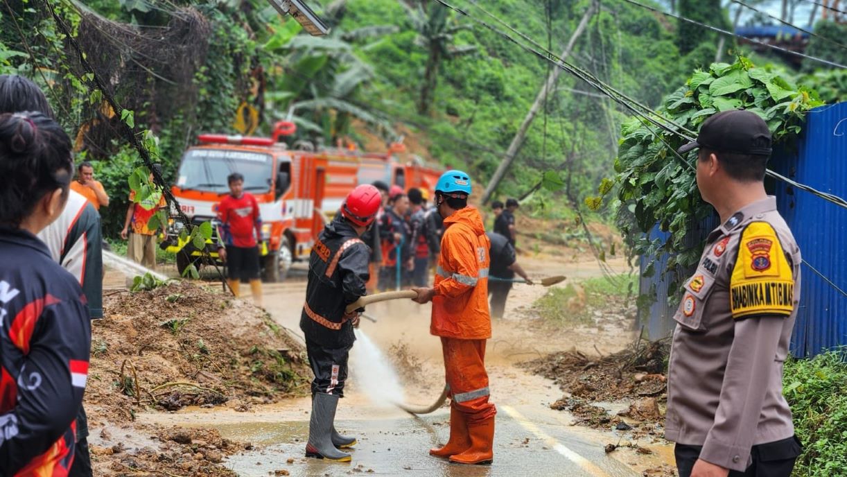 Akses Jalan Putus Akibat Longsor di Loa Duri Kukar, Mobil Nyaris Tertimbun