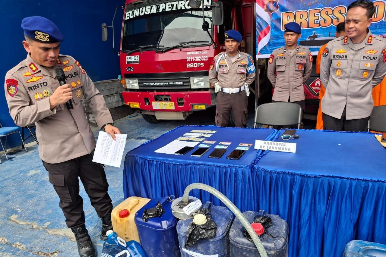 Curi BBM yang Diangkutnya, Tiga Sopir Truk Tangki Ditangkap di Atas Kapal Ferry
