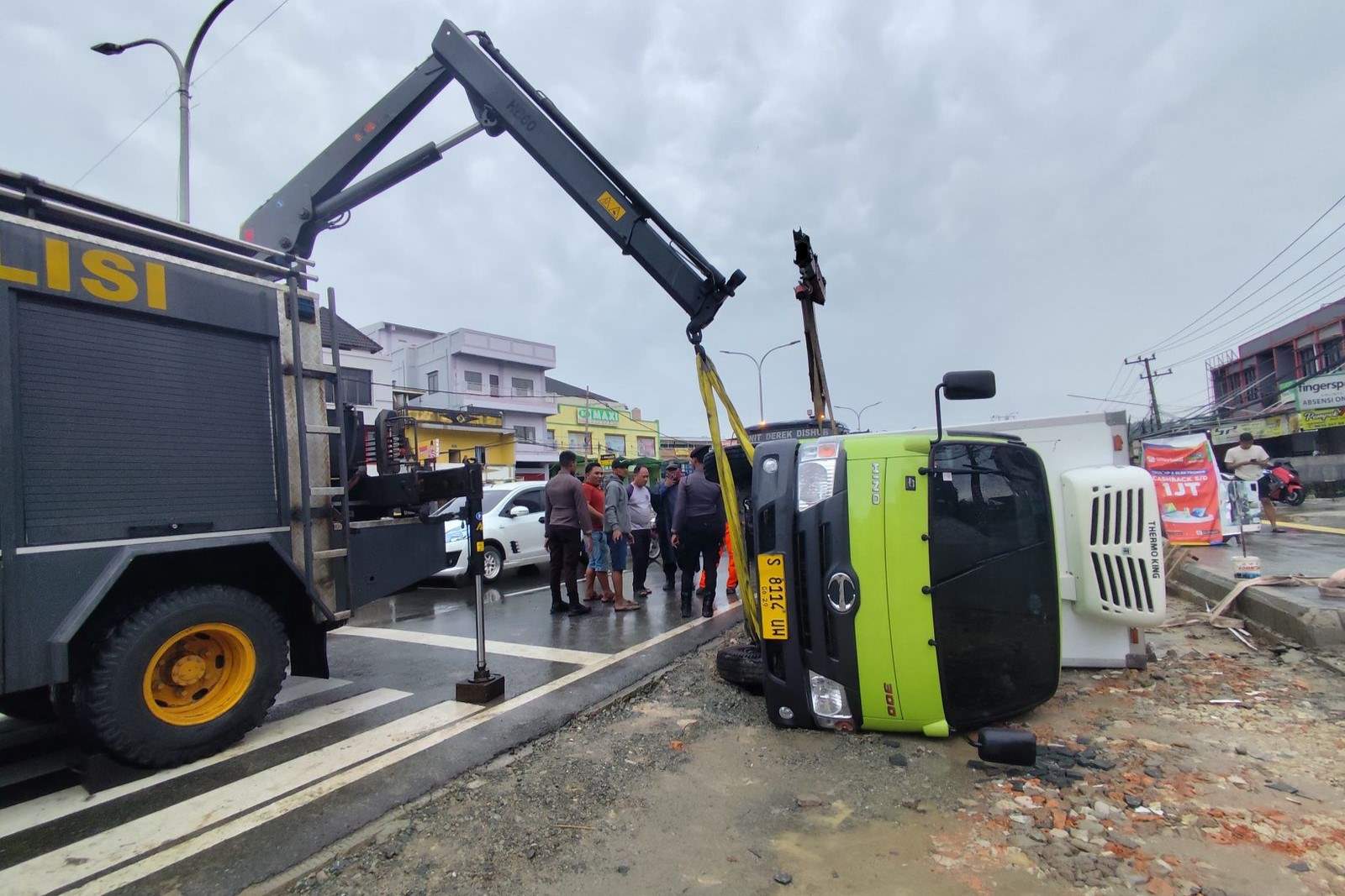 Kronologi Tergulingnya Truk Bermuatan 4 Ton Mie di MT Haryono Balikpapan