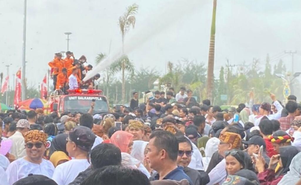 Puncak Pesta Erau Adat Pelas Benua, Ribuan Warga Kukar Antusias Ikuti Prosesi Belimbur