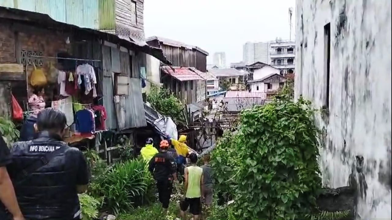 Hujan Deras Picu Longsor di Balikpapan, Dua Rumah Terdampak dan Warga Diungsikan