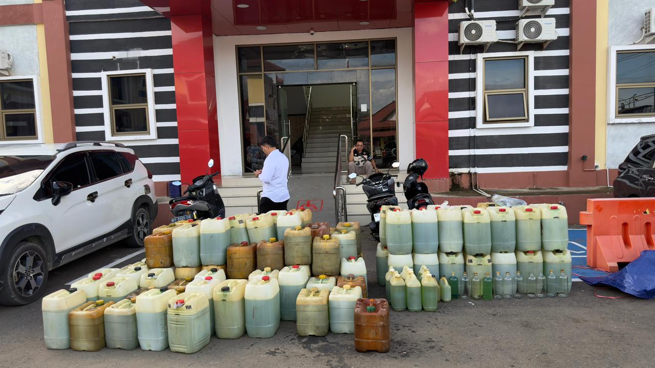 Polres Paser Bongkar Penimbunan 2.166 Liter Pertalite di Long Ikis 