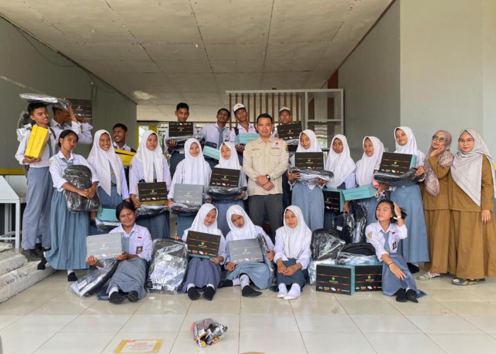 4.000 Siswa SMA/SMK/MA di Berau Terima Seragam Gratis dari Program Gratispol