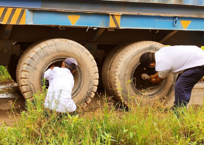Dishub Samarinda Kembali Tertibkan Parkir Kontainer, Kali Ini Puluhan Kendaraan di Palaran Digembosi