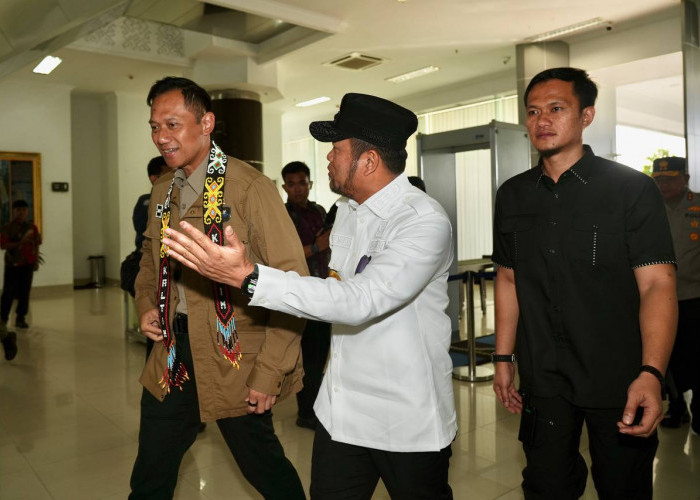  Gubernur Kaltim Curhat Kondisi Jalan Nasional Rusak ke Menko IPK AHY