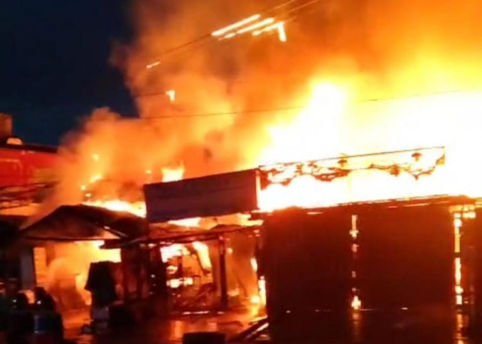 Kebakaran di Wahid Hasyim Samarinda Hanguskan Empat Bangunan, Diduga Akibat Korsleting Listrik