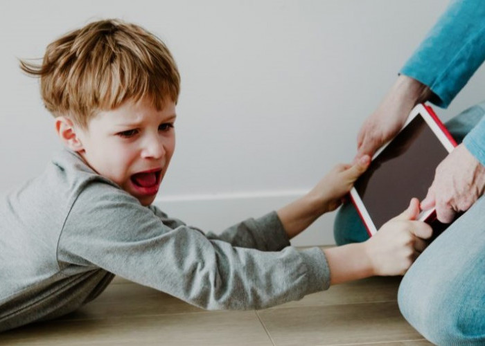 Orang Tua Wajib Tahu! 7 Tips Mendidik Anak agar Tak Kecanduan Gadget 