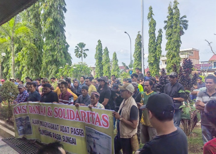 Demo di Kantor DPRD Paser, Massa Tuntut Soal Keejelasan Perizinan dan Kriminalisasi Penambang Pasir