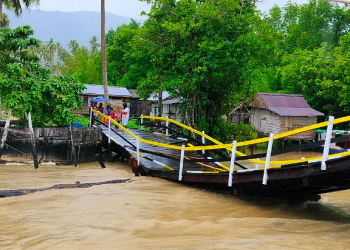 Jembatan Teluk Sumbang Hancur Akibat Hujan Deras