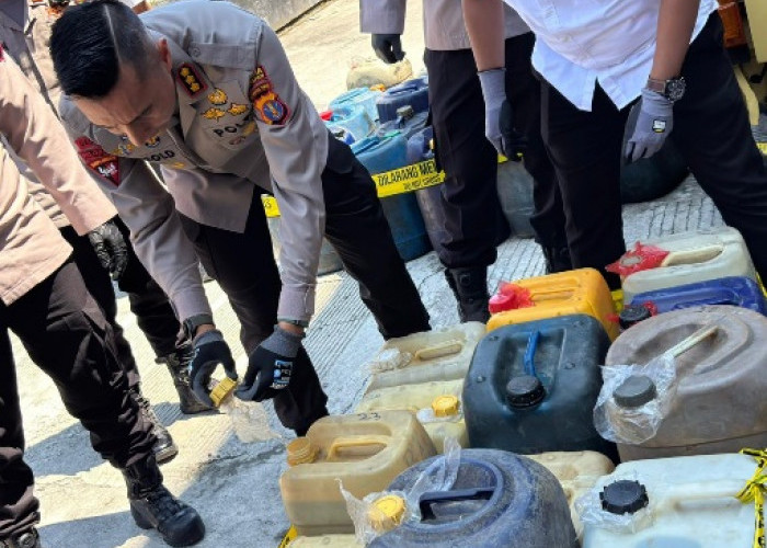 Lima Bulan Beroperasi, Bisnis Pertalite Ilegal di Balikpapan Akhirnya Berakhir di Tangan Polisi