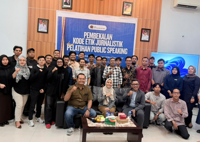 Perkuat Profesionalisme Wartawan, PWI Kukar Gelar Pembekalan KEJ dan Publik Speaking. 