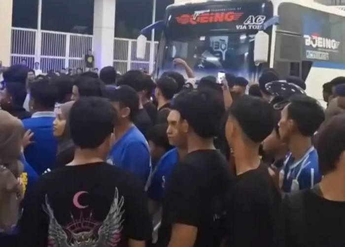 Dipermalukan di Kandang Sendiri, Bus Persiba Dikepung Suporter 