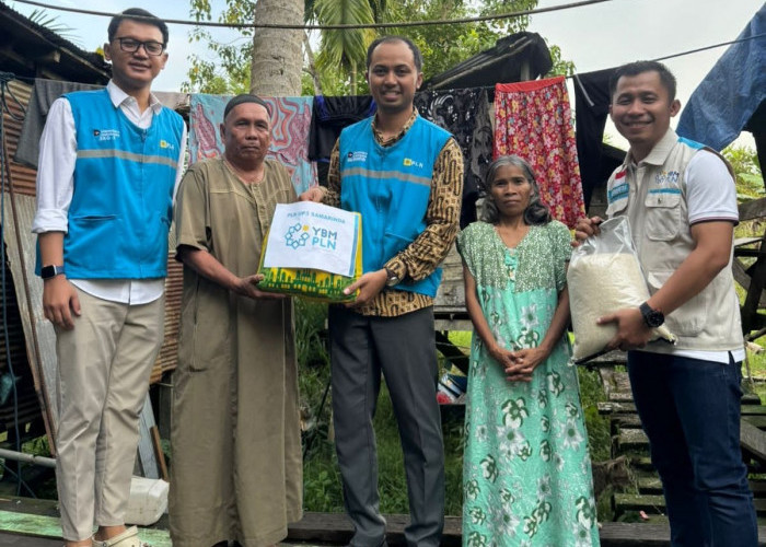 Ramadan Berbagi, YBM PLN Salurkan 20 Paket Sembako untuk Warga Melak