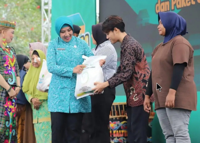 Pemprov Kaltim Salurkan Bantuan Sosial di UMKM Festival 2025: Wujud Kepedulian terhadap Kelompok Rentan
