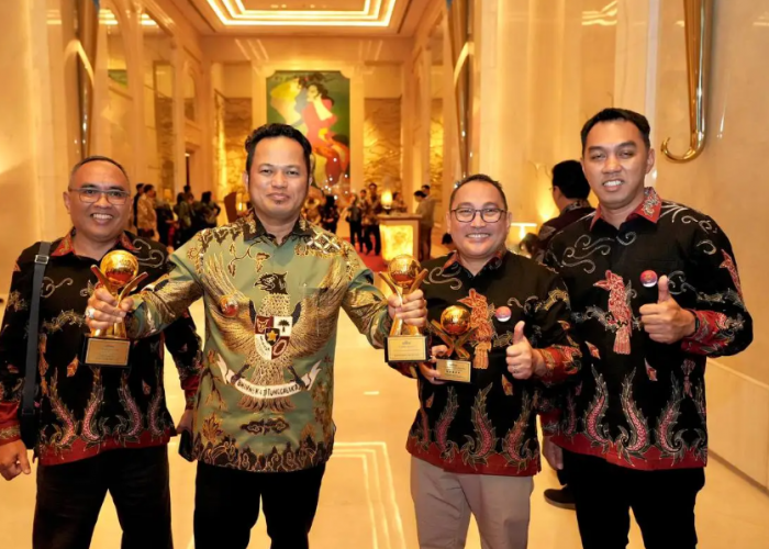 Gubernur Harum Terima Penghargaan Top Pembina BUMD 2025