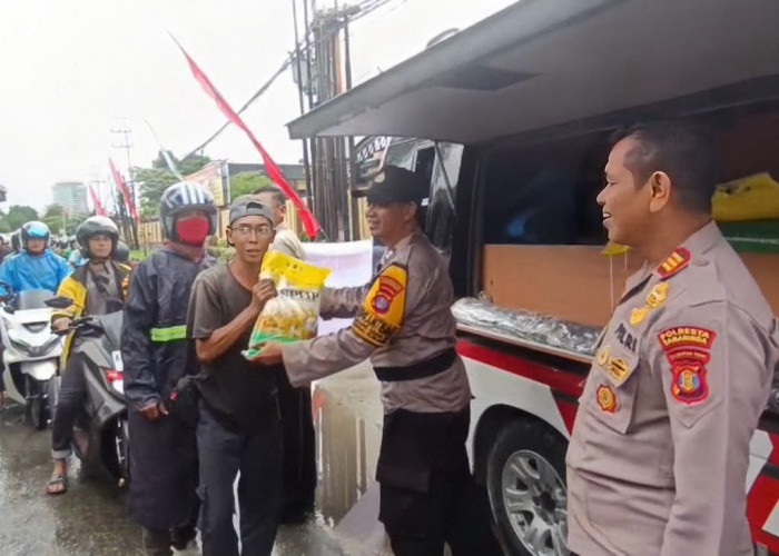 HUT Bhayangkara ke-80, Polresta Samarinda Salurkan 100 Karung Beras untuk Masyarakat