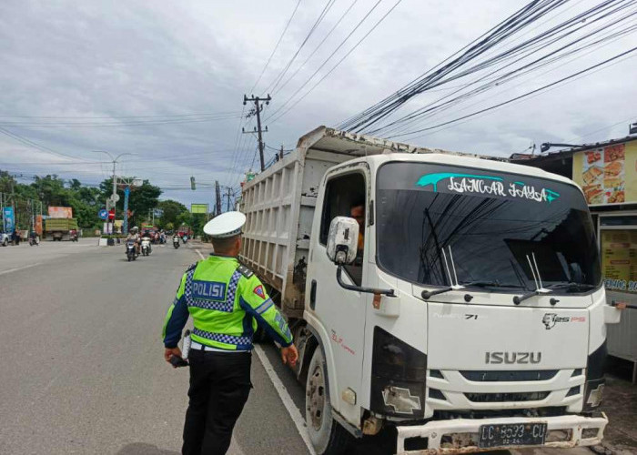 Truk Tanpa Penutup Bak yang Masuk ke Bontang Ditilang
