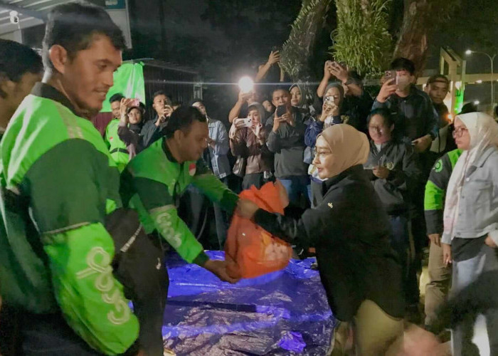 Bupati Berau Sahur On The Road, Bagikan 119 Paket Sembako untuk Driver Ojol