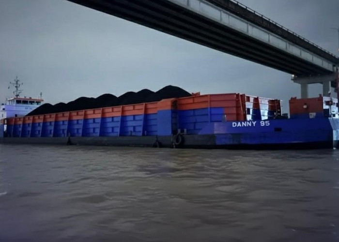 Awal 2026, 2 Tongkang Batu Bara Tabrak Jembatan Mahulu Akibat Gagal Bermanuver