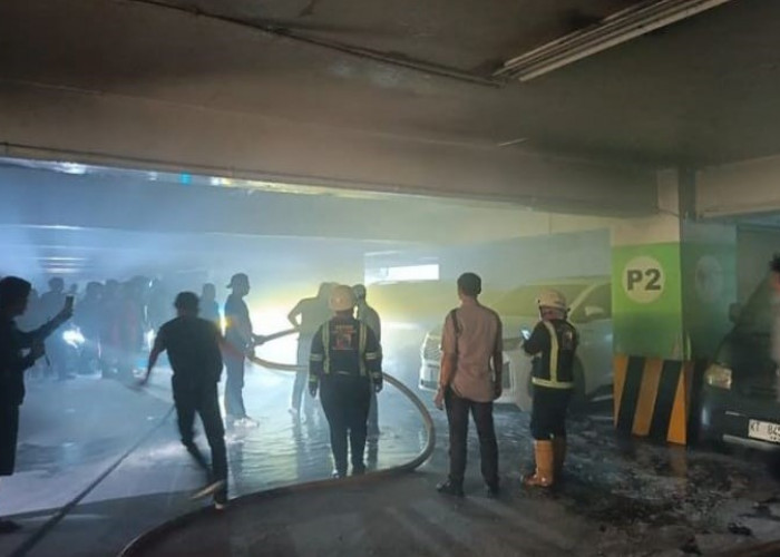 Pengunjung Mall SCP Panik, Mobil yang Terbakar di Lantai 2 Sempat Meledak  