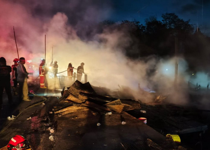 Breaking News! Kebakaran di Paser, 1 Petugas Mengalami Sesak Nafas saat Padamkan Api