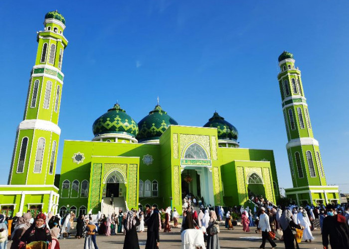 Masjid Agung Nurul Falah Grogot jadi Salah Satu Spot Berburu Takjil
