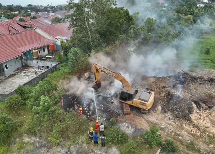 BPBD Balikpapan Padamkan Kebakaran Lahan, Diduga Berasal dari Batu Bara