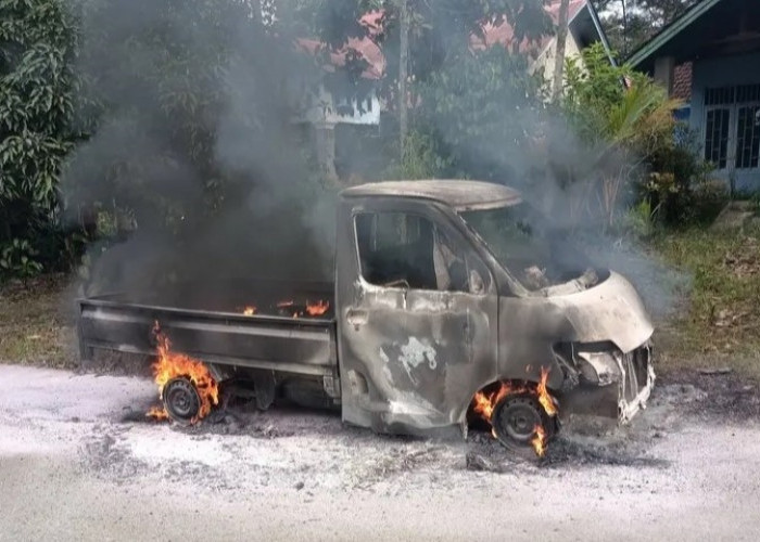 Pick Up Granmax Mendadak Terbakar di Jalan Barong–Linggang Bigung Kubar