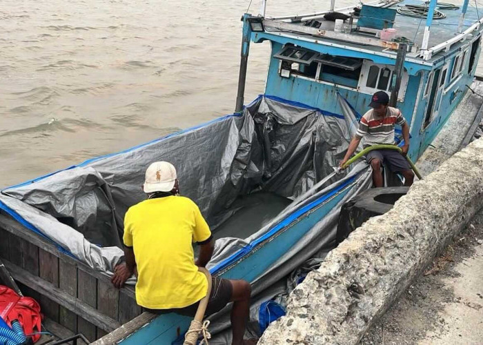 Warga Pesisir Tanjung Harapan Paser Kesulitan Air Bersih, Ribuan Liter Bantuan Air Disalurkan Lewat Kapal